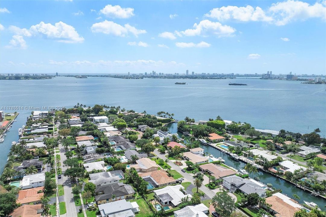 Recently Sold: $1,600,000 (3 beds, 3 baths, 2492 Square Feet)