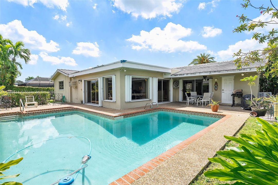Recently Sold: $1,600,000 (3 beds, 3 baths, 2492 Square Feet)