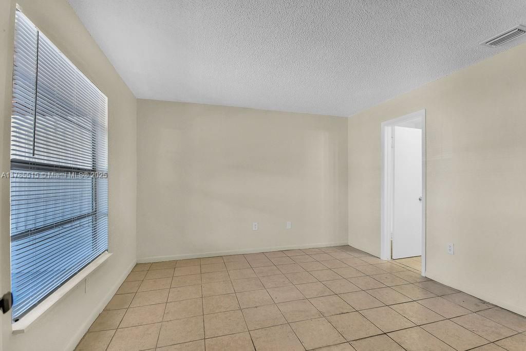 Recientemente alquilado: $2,800 (3 camas, 2 baños, 1120 Pies cuadrados)