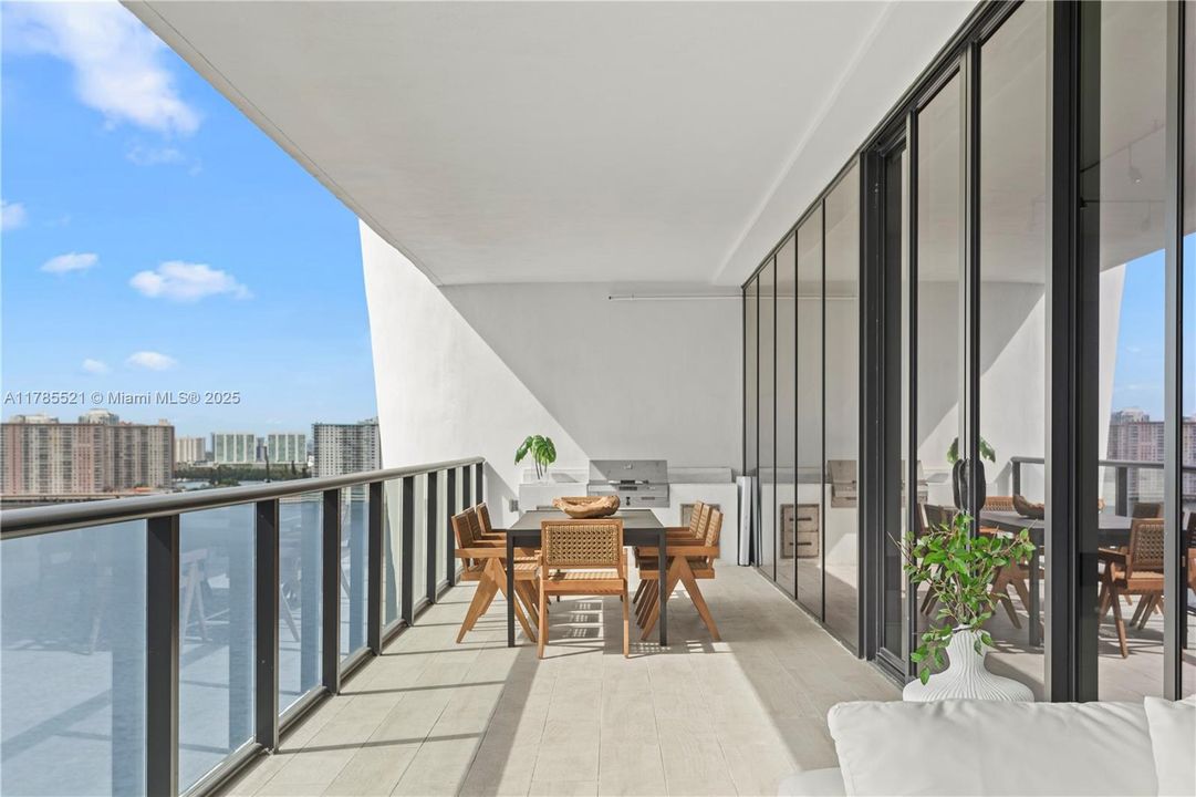 Recently Sold: $4,479,000 (4 beds, 5 baths, 4119 Square Feet)