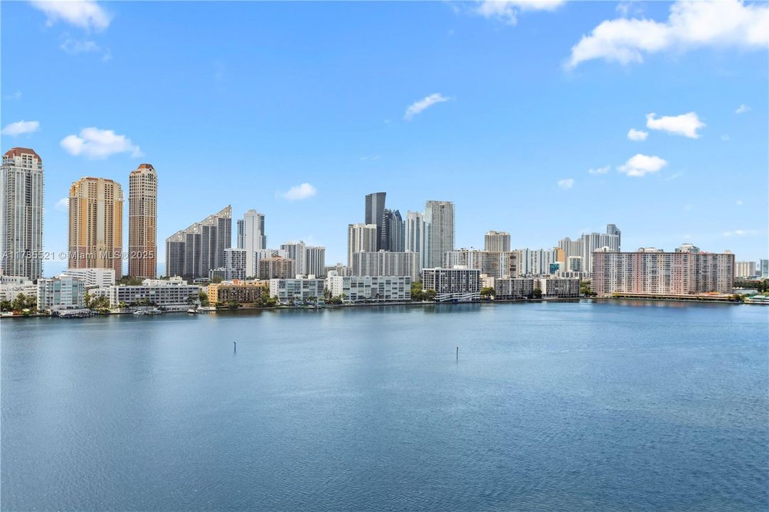 Recently Sold: $4,479,000 (4 beds, 5 baths, 4119 Square Feet)