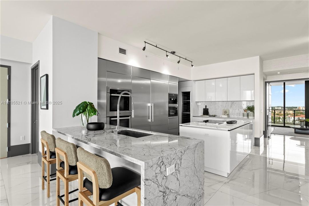 Recently Sold: $4,479,000 (4 beds, 5 baths, 4119 Square Feet)