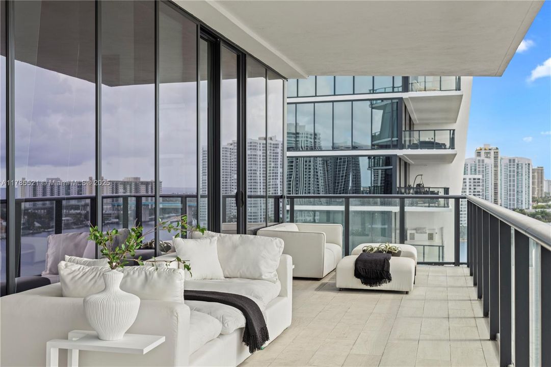 Recently Sold: $4,479,000 (4 beds, 5 baths, 4119 Square Feet)