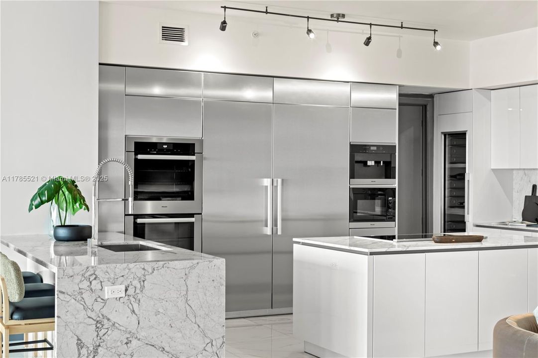 Recently Sold: $4,479,000 (4 beds, 5 baths, 4119 Square Feet)