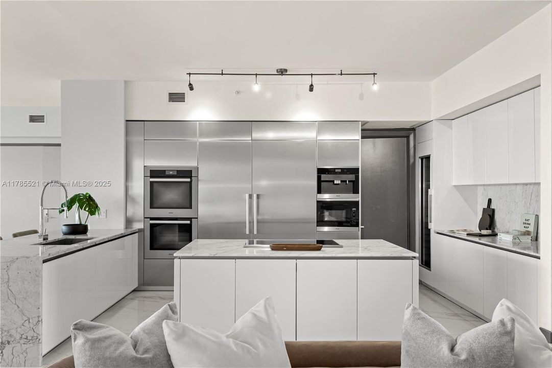 Recently Sold: $4,479,000 (4 beds, 5 baths, 4119 Square Feet)