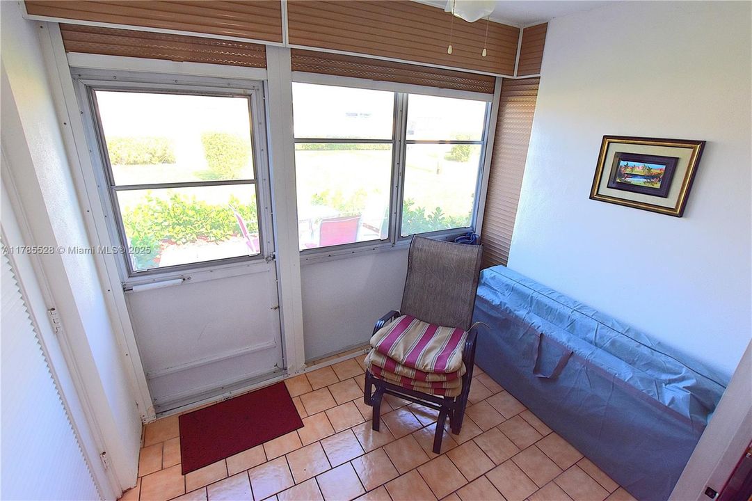 На продажу: $168,000 (2 спален, 2 ванн, 910 Квадратных фут)