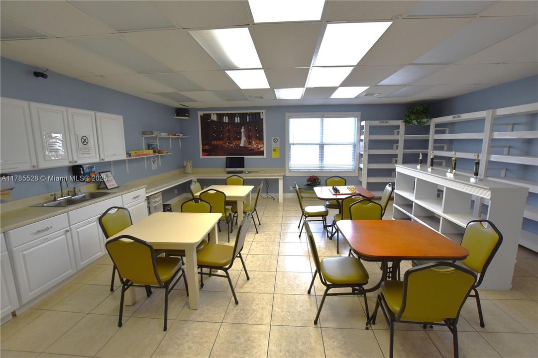 На продажу: $168,000 (2 спален, 2 ванн, 910 Квадратных фут)