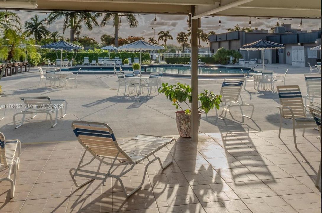 На продажу: $168,000 (2 спален, 2 ванн, 910 Квадратных фут)