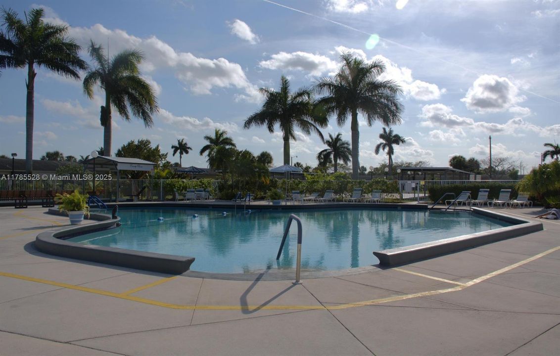 На продажу: $168,000 (2 спален, 2 ванн, 910 Квадратных фут)