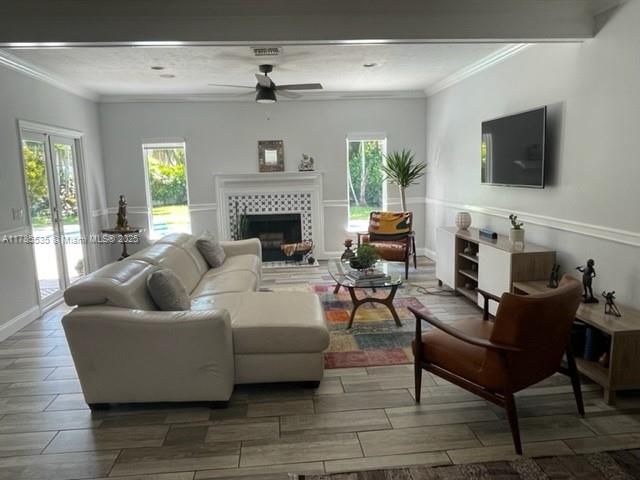 Activo con contrato: $6,500 (4 camas, 2 baños, 1818 Pies cuadrados)