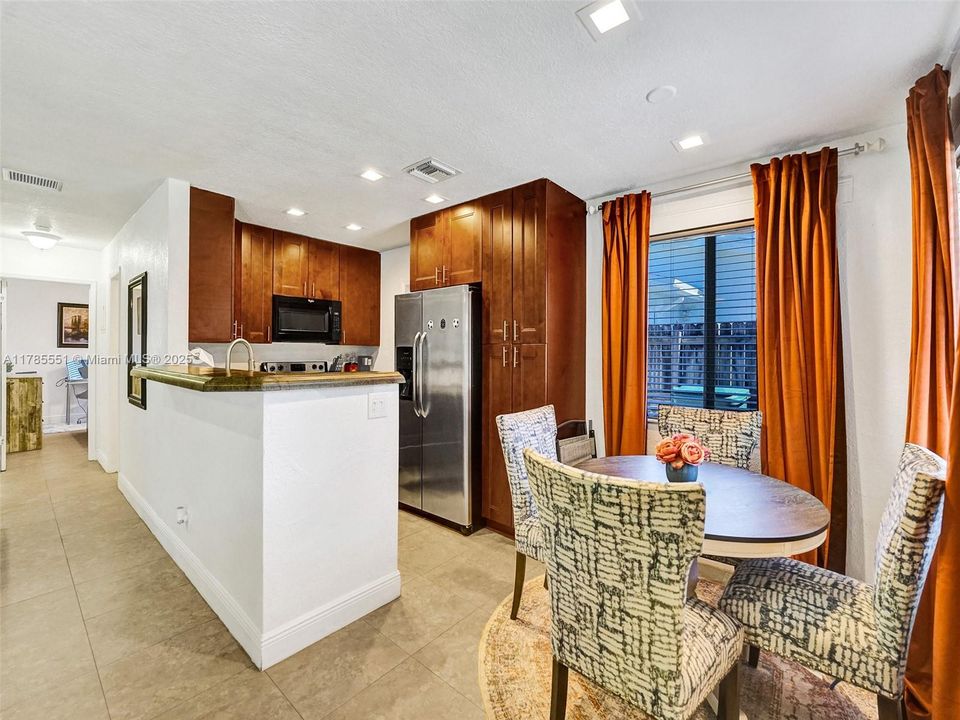 Recently Rented: $2,350 (2 beds, 1 baths, 880 Square Feet)