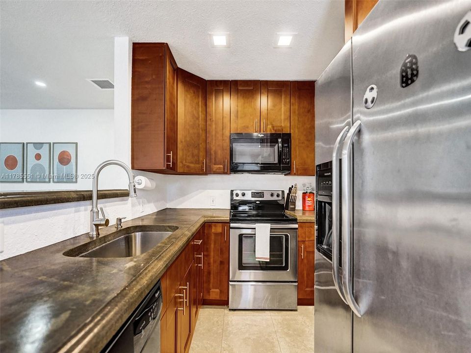 Recently Rented: $2,350 (2 beds, 1 baths, 880 Square Feet)