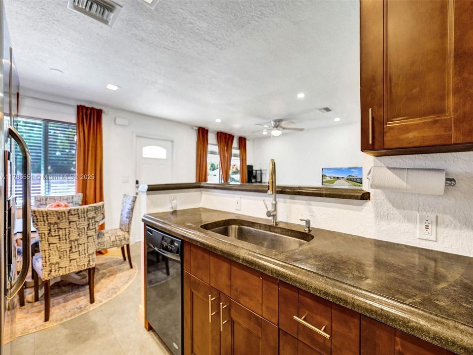 Recently Rented: $2,350 (2 beds, 1 baths, 880 Square Feet)