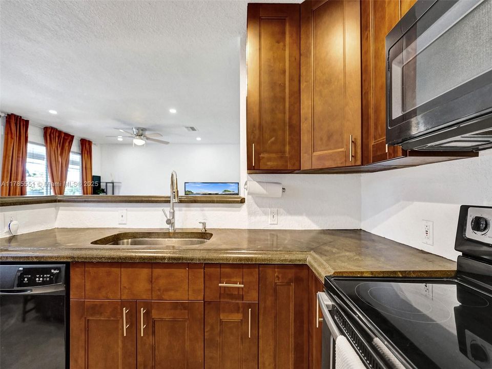 Recently Rented: $2,350 (2 beds, 1 baths, 880 Square Feet)