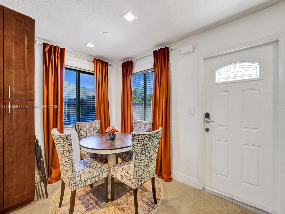 Recently Rented: $2,350 (2 beds, 1 baths, 880 Square Feet)