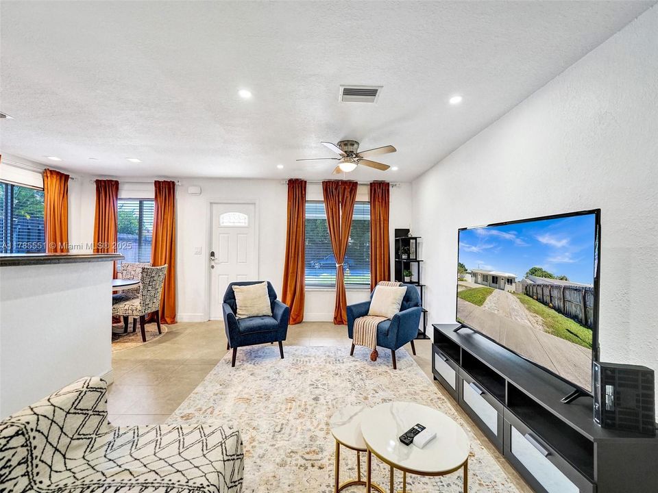 Recently Rented: $2,350 (2 beds, 1 baths, 880 Square Feet)