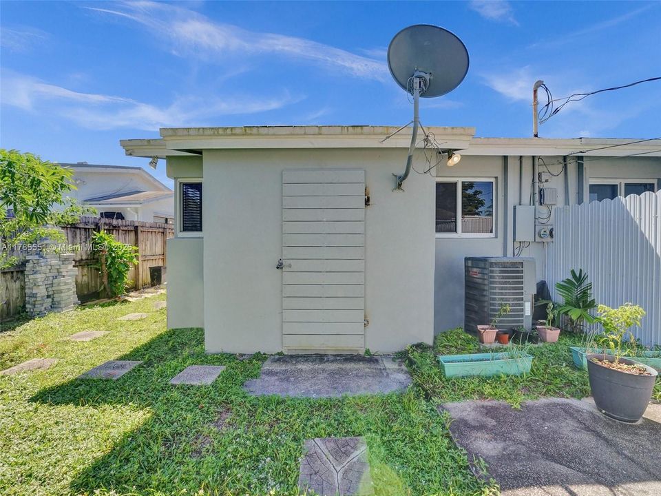 Recently Rented: $2,350 (2 beds, 1 baths, 880 Square Feet)