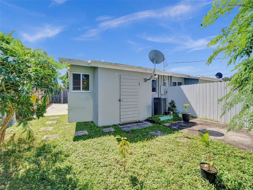 Recently Rented: $2,350 (2 beds, 1 baths, 880 Square Feet)