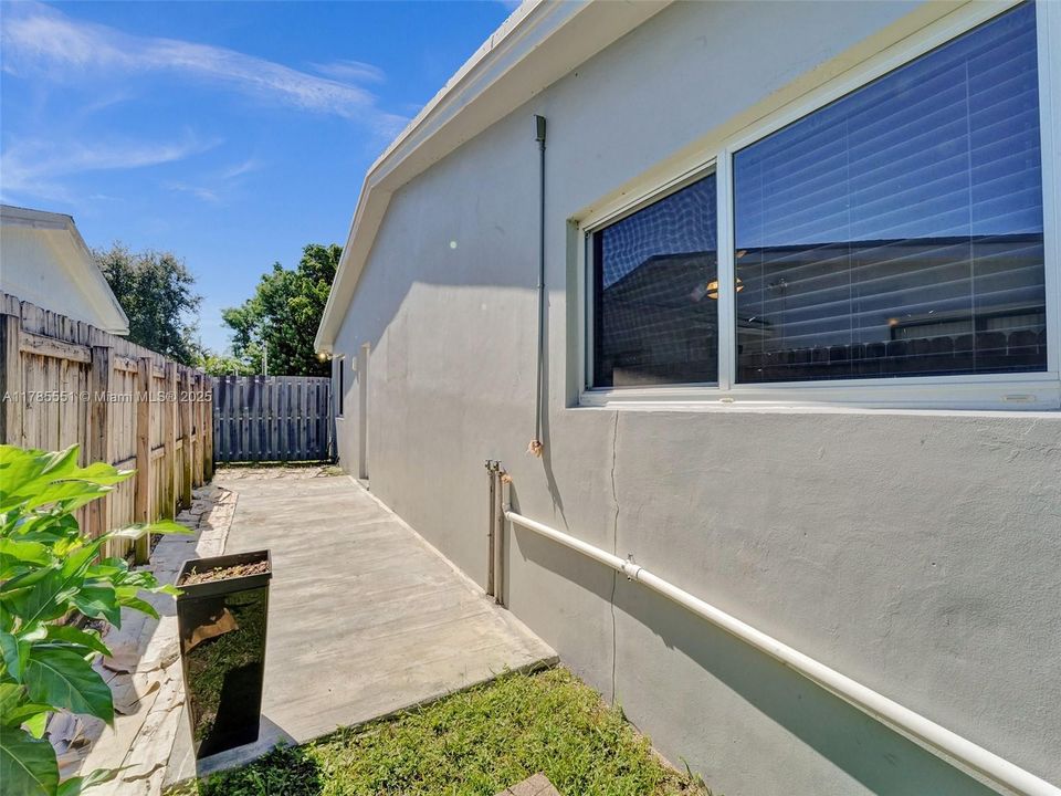 Recently Rented: $2,350 (2 beds, 1 baths, 880 Square Feet)