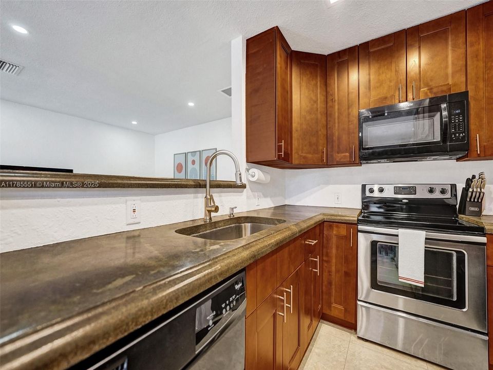 Recently Rented: $2,350 (2 beds, 1 baths, 880 Square Feet)