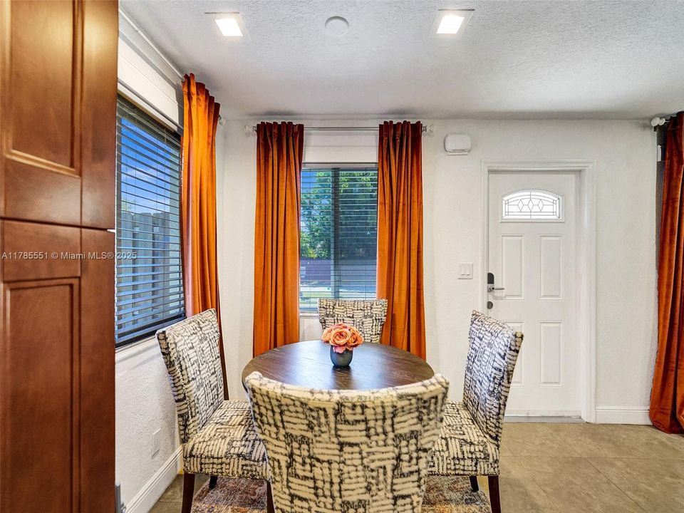 Recently Rented: $2,350 (2 beds, 1 baths, 880 Square Feet)