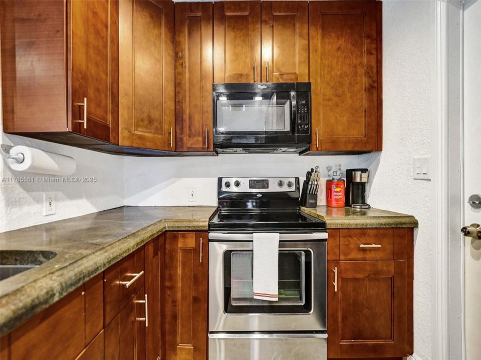 Recently Rented: $2,350 (2 beds, 1 baths, 880 Square Feet)