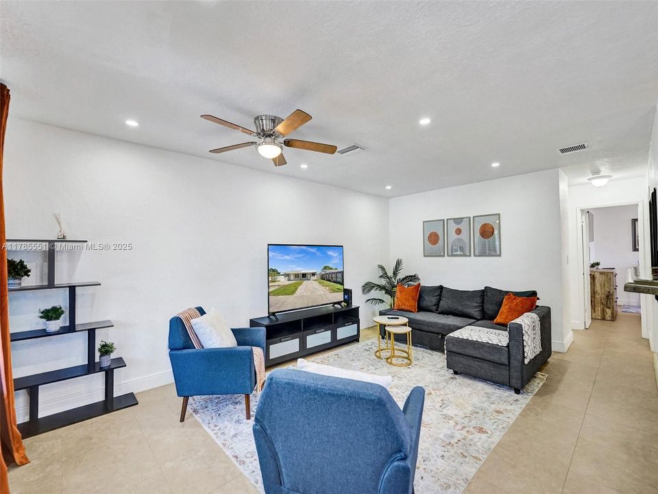 Recently Rented: $2,350 (2 beds, 1 baths, 880 Square Feet)