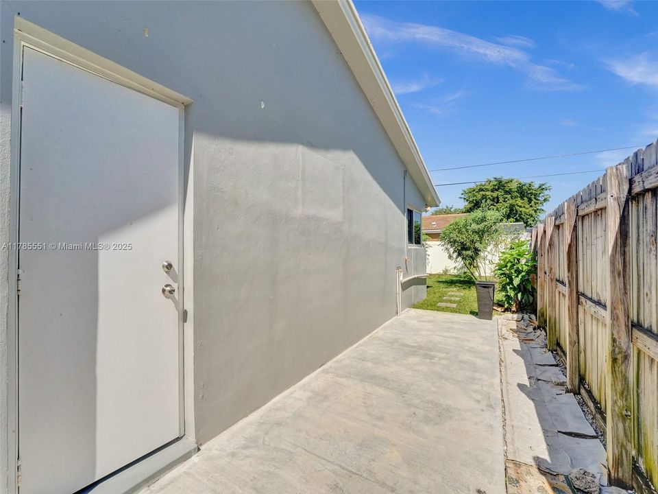 Recently Rented: $2,350 (2 beds, 1 baths, 880 Square Feet)