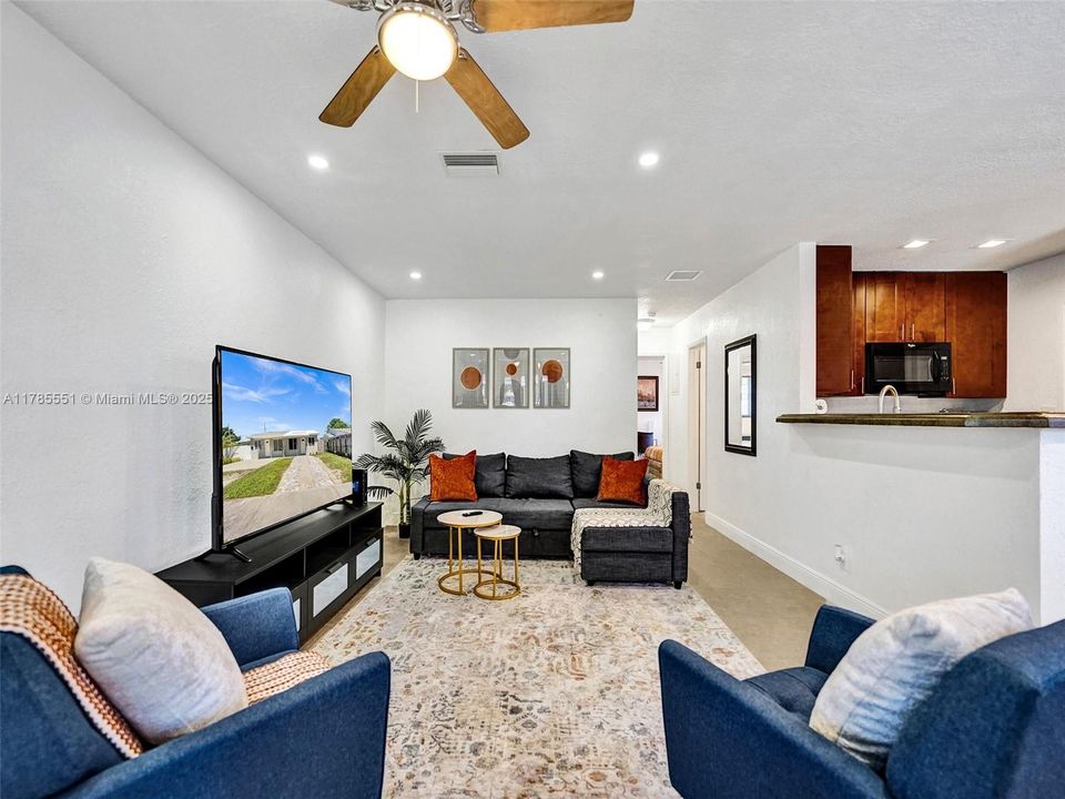 Recently Rented: $2,350 (2 beds, 1 baths, 880 Square Feet)