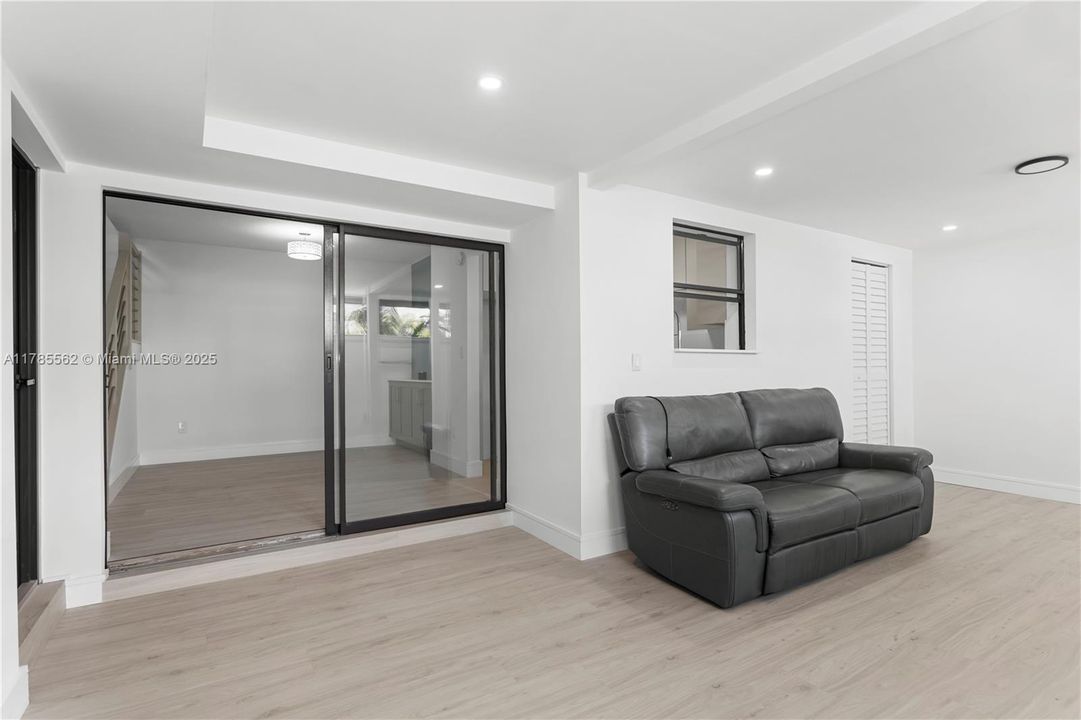 Недавно продано: $410,000 (3 спален, 2 ванн, 1066 Квадратных фут)