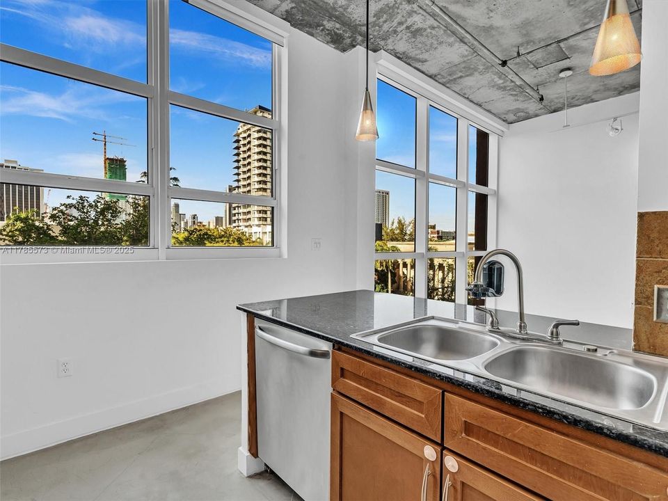 合同活跃: $295,000 (0 贝兹, 1 浴室, 505 平方英尺)