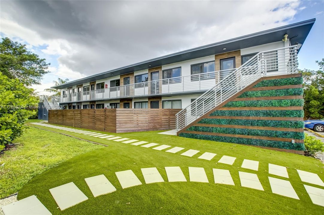 Recently Rented: $1,760 (1 beds, 1 baths, 870 Square Feet)