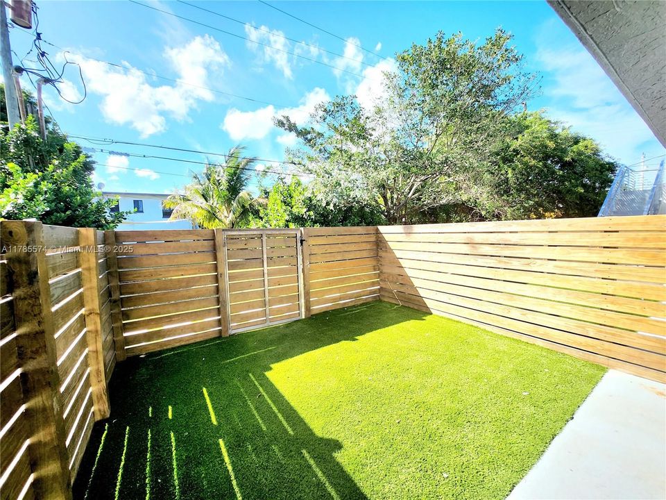 Recently Rented: $1,760 (1 beds, 1 baths, 870 Square Feet)