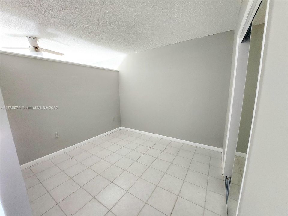 Recently Rented: $1,760 (1 beds, 1 baths, 870 Square Feet)