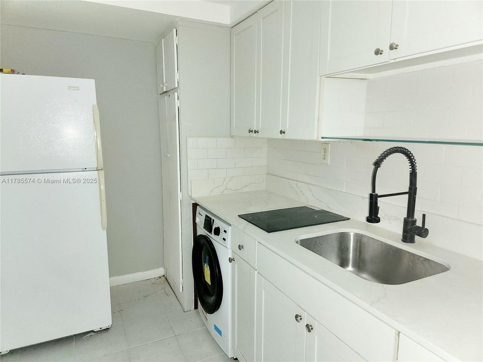 Recently Rented: $1,760 (1 beds, 1 baths, 870 Square Feet)