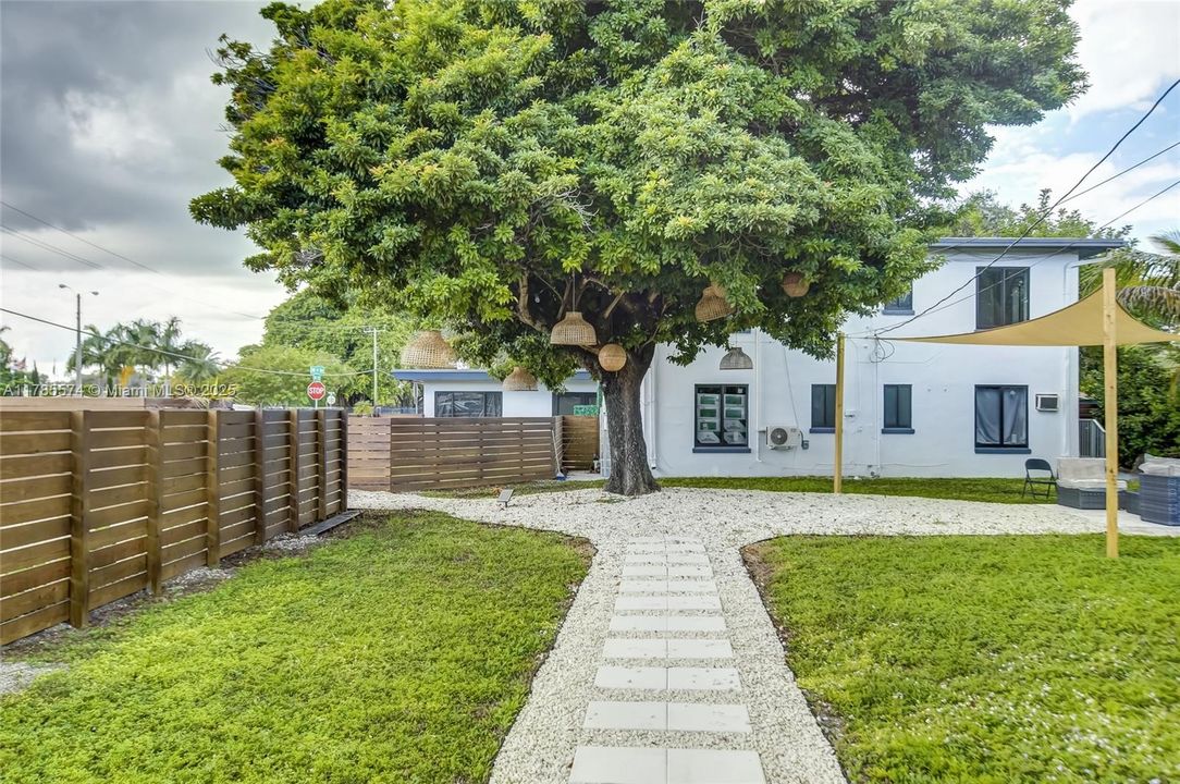 Recently Rented: $1,760 (1 beds, 1 baths, 870 Square Feet)