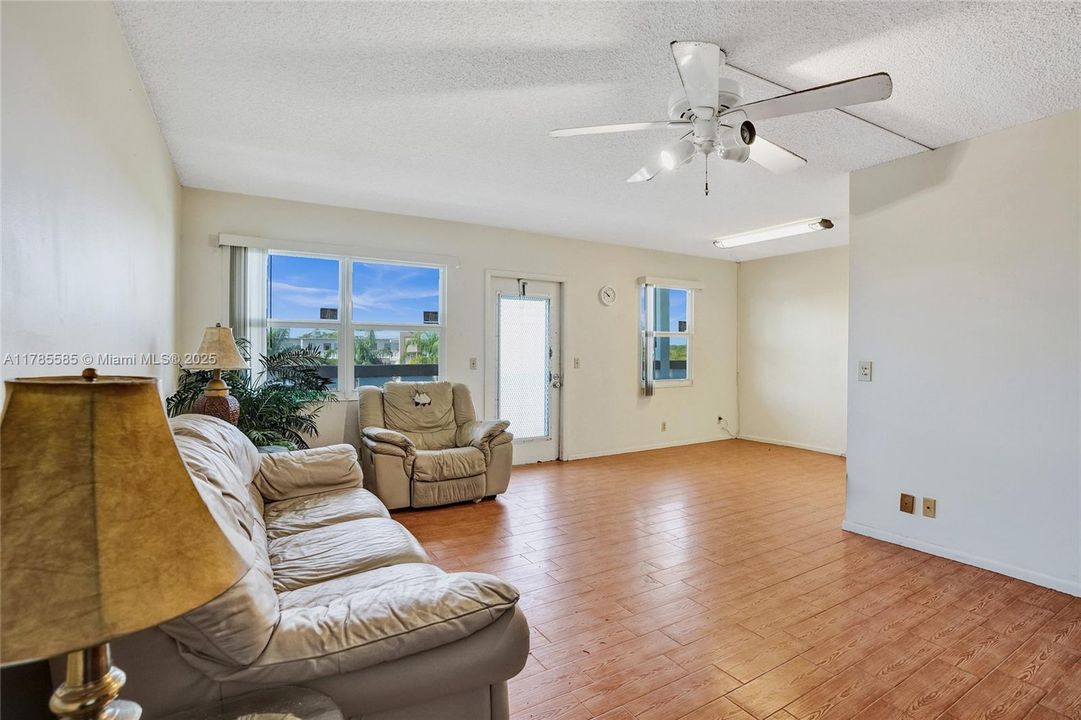 Vendido Recientemente: $85,000 (2 camas, 1 baños, 861 Pies cuadrados)