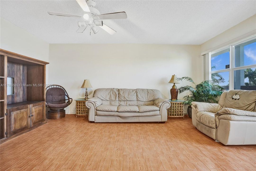 Vendido Recientemente: $85,000 (2 camas, 1 baños, 861 Pies cuadrados)