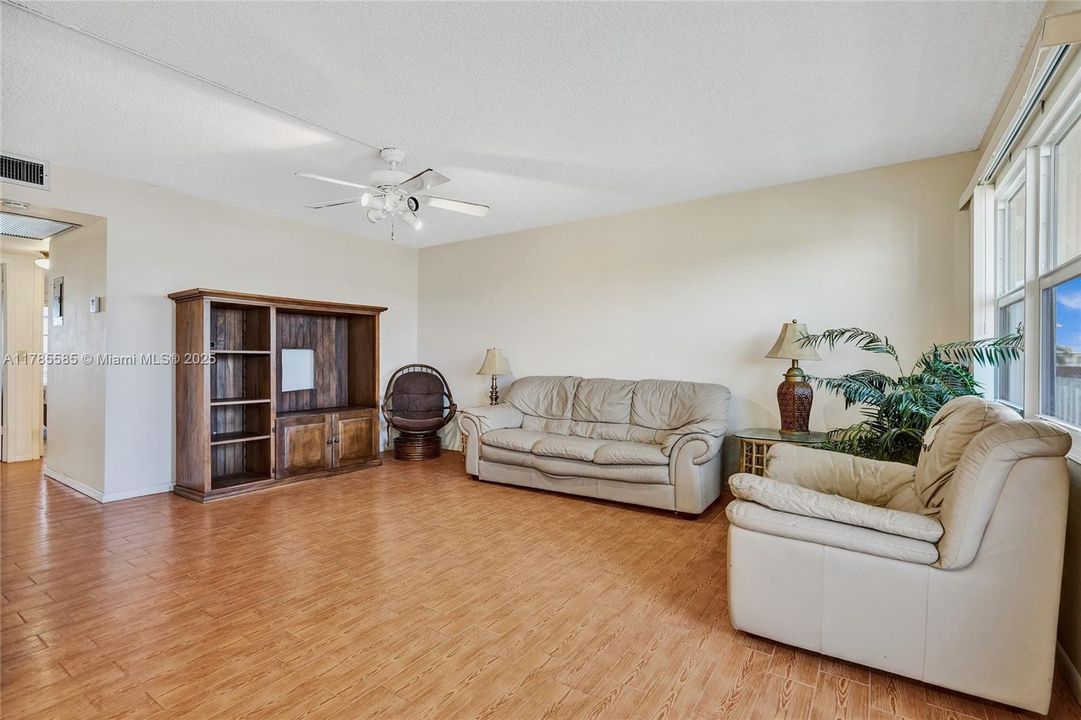 Vendido Recientemente: $85,000 (2 camas, 1 baños, 861 Pies cuadrados)