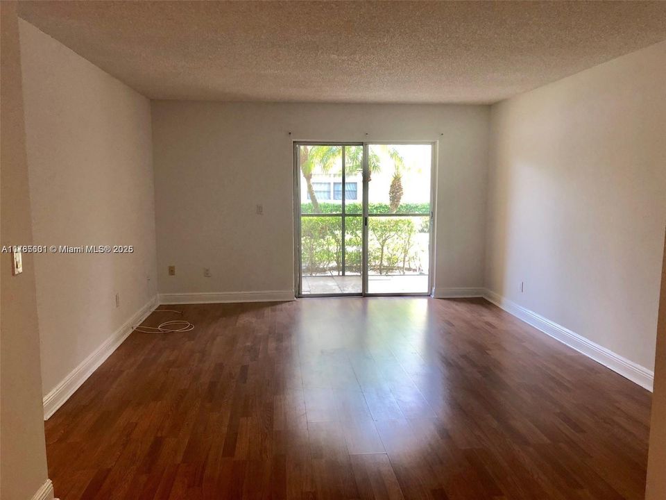 Recently Rented: $1,550 (1 beds, 1 baths, 813 Square Feet)
