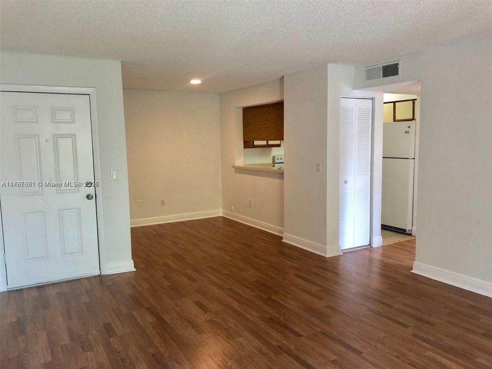 Recently Rented: $1,550 (1 beds, 1 baths, 813 Square Feet)