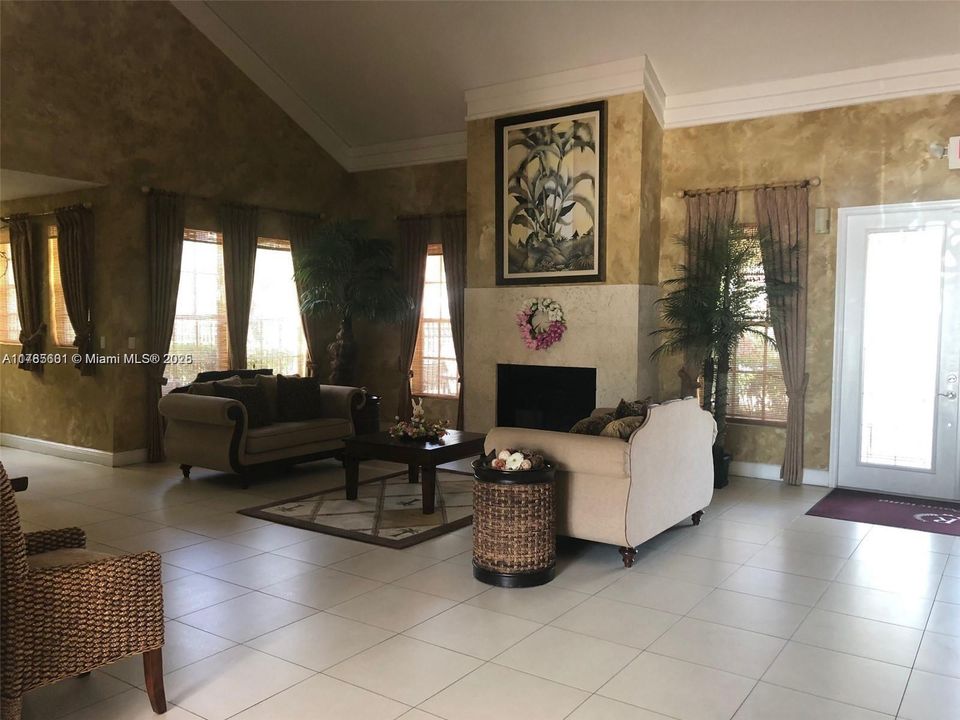 Recently Rented: $1,550 (1 beds, 1 baths, 813 Square Feet)