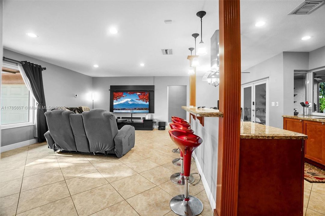 Recently Sold: $650,000 (3 beds, 2 baths, 1542 Square Feet)