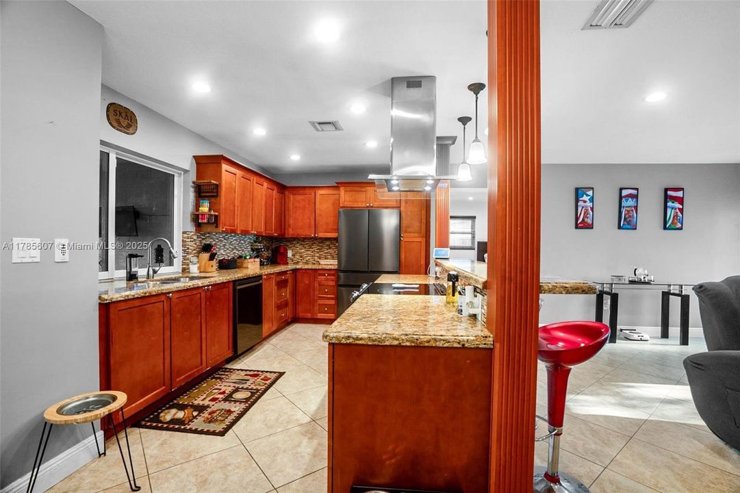 Recently Sold: $650,000 (3 beds, 2 baths, 1542 Square Feet)