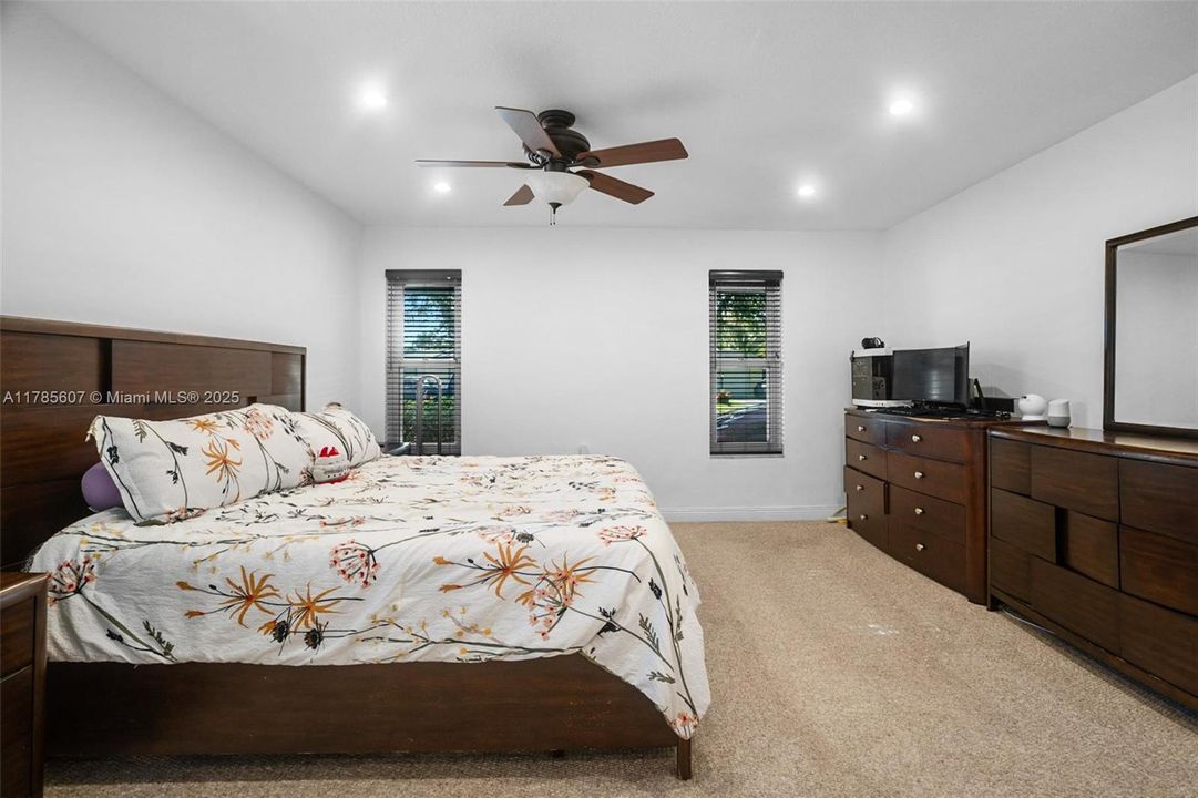 Recently Sold: $650,000 (3 beds, 2 baths, 1542 Square Feet)