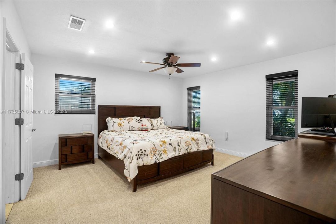 Recently Sold: $650,000 (3 beds, 2 baths, 1542 Square Feet)