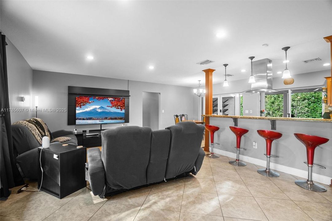 Recently Sold: $650,000 (3 beds, 2 baths, 1542 Square Feet)