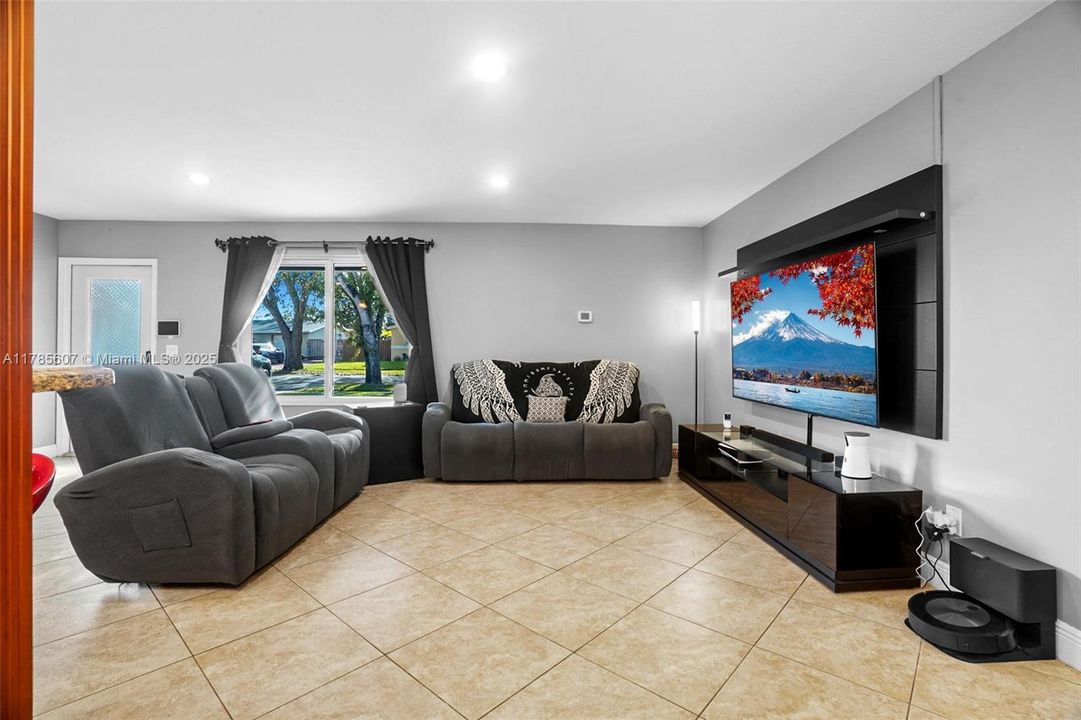 Recently Sold: $650,000 (3 beds, 2 baths, 1542 Square Feet)