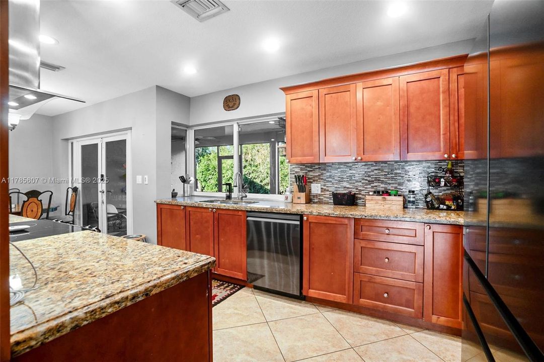 Recently Sold: $650,000 (3 beds, 2 baths, 1542 Square Feet)