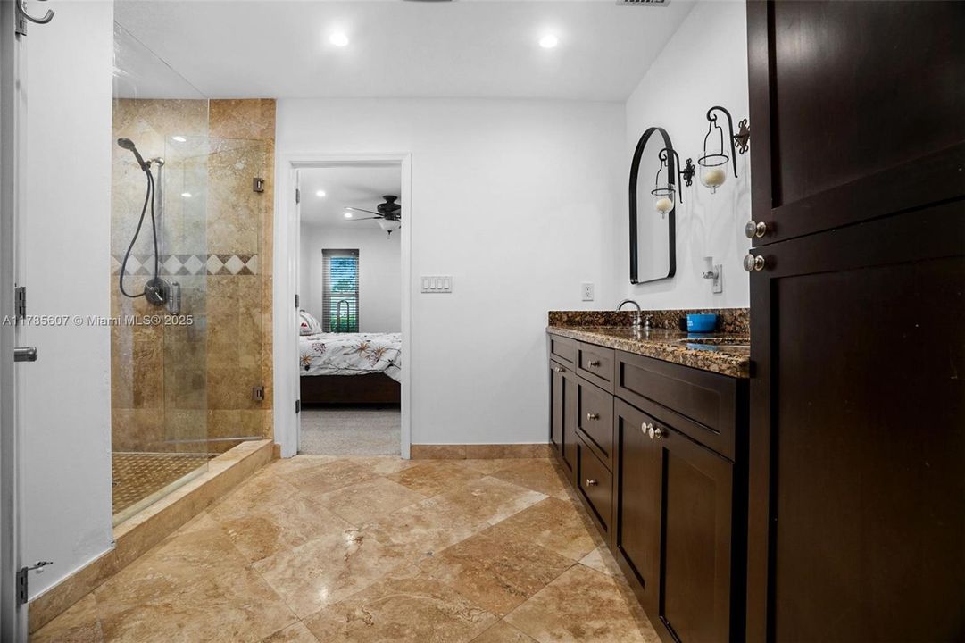 Recently Sold: $650,000 (3 beds, 2 baths, 1542 Square Feet)